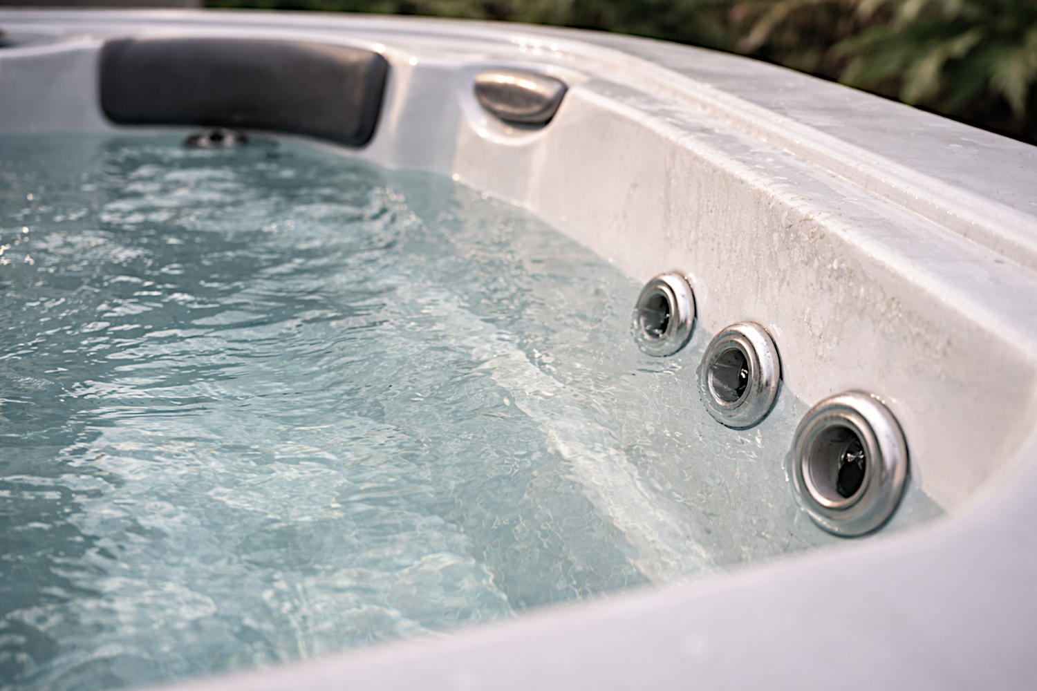 Vista d ecerca de u spa y sus chorros