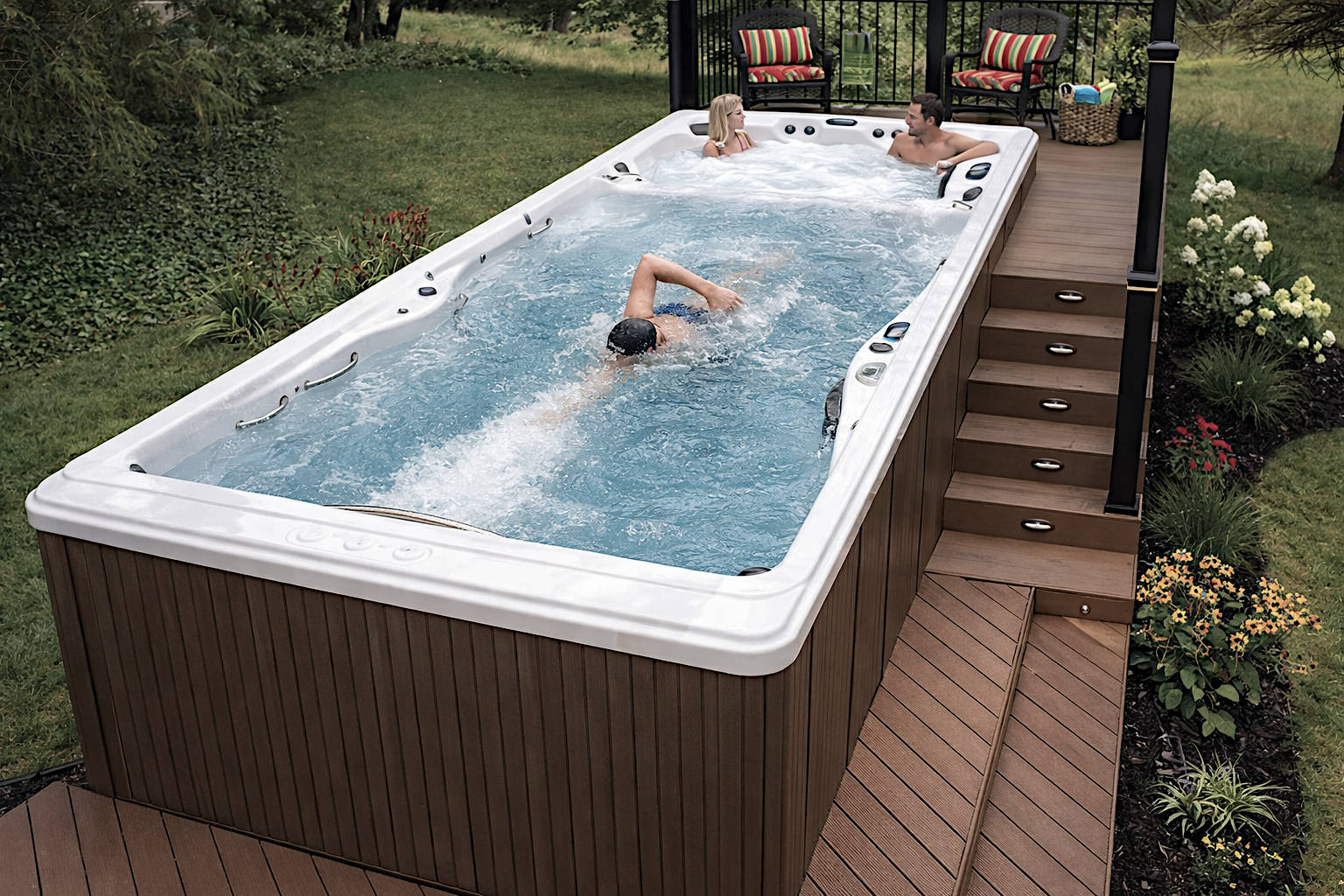 Varias personas sentadas dentro de un spa