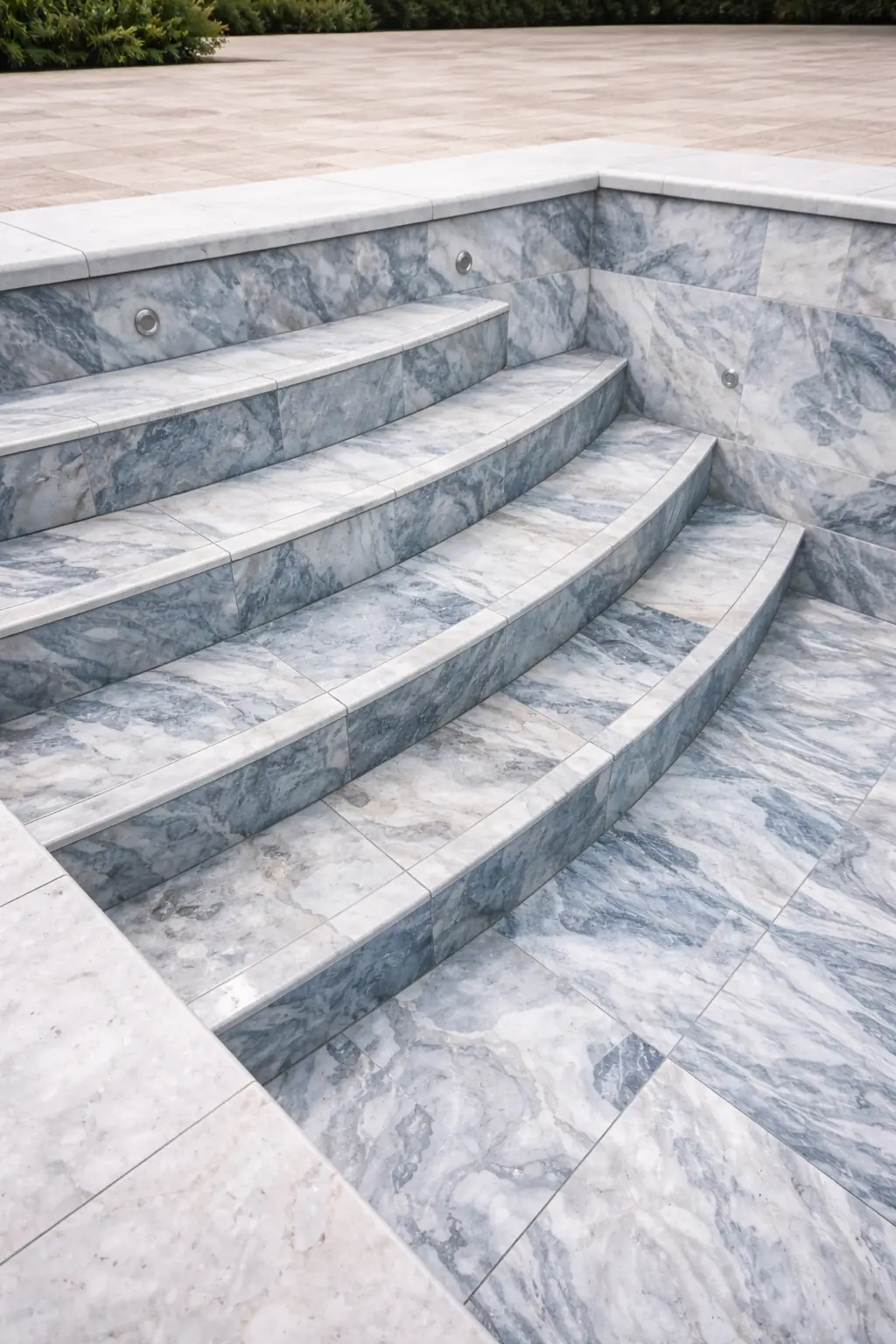 Escaleras de una piscina vacía revestidas con cerámica